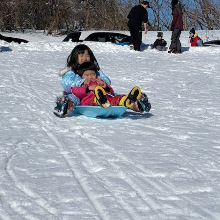 春の日差しで雪遊び♪